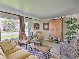 Ashton Escape with Yard 56 Mi to West Yellowstone!，位于阿什顿的酒店