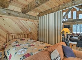 Custom Log Cabin with Deck and 45 Acres By Pine River!，位于Tustin的酒店