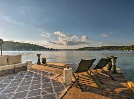 Waterfront Harveys Lake House with Private Dock!，位于Harveys Lake的酒店