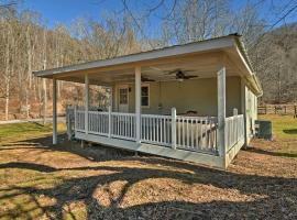 Secluded Marshall Cottage Hot Tub and Mountain View，位于Marshall的酒店