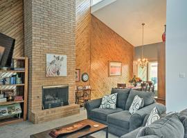Lubbock Townhome with Grill Near TTU and Downtown!，位于拉伯克的酒店