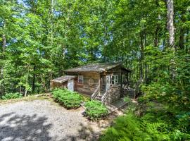 The Coop Robbinsville Cabin with Screened Porch!，位于罗宾斯维尔的酒店