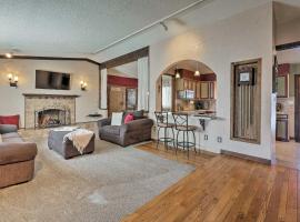 Arvada Home with Deck and Game Room Near Olde Town!，位于阿瓦达的酒店