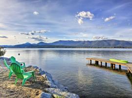 Lakefront Getaway with Hot Tub about 14 Mi to Schweitzer，位于Sagle的酒店