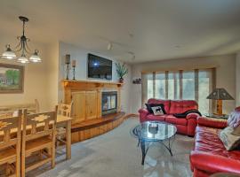 Cozy Driggs Condo with Hot Tub and Ski Shuttle Service，位于德里格斯的酒店