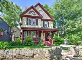 Central Bar Harbor Home, Walk to the Shore and Town!，位于巴港的酒店