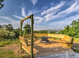 Rustic Lamar Cabin with Deck and Private Hot Tub，位于克拉克斯的酒店