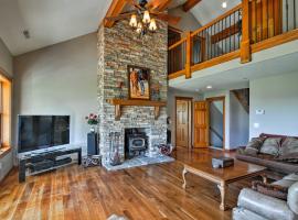 Custom Home with Decks in Boulder! Gateway to Parks!，位于博尔德的酒店