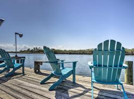 Waterfront Rio Hondo Studio with Shared Grill and Dock，位于Rio Hondo的酒店