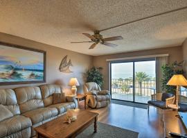 Coastal Condo with Balcony Walk to Madeira Beach!，位于圣徒皮特海滩的酒店