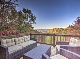 Brevard Chalet with Stunning Blue Ridge Mtn Views!，位于布里瓦德的酒店