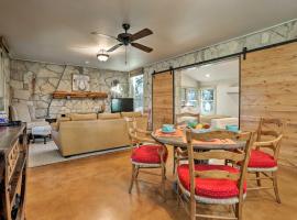Blanco Riverfront Historic Home, 3 Mi to Downtown!，位于Blanco的酒店