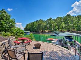 Lakefront Keowee Home with Dock about 14 Mi to Clemson，位于塞尼卡的酒店