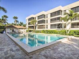 Luxury Sanibel Condo with Ocean View Steps to Beach，位于萨尼贝尔的酒店