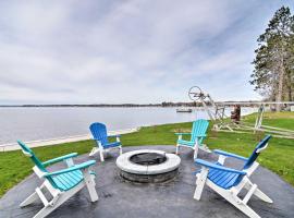 Lakefront Cadillac Home with Dock, Fire Pit and Grill!，位于凯迪拉克的酒店