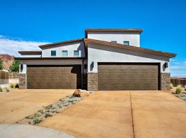 Upscale Moab Townhome with Hot Tub 20 Min to Arches，位于摩押的酒店