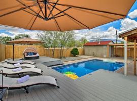 Luxury Albuquerque Home with Pool, Deck, and Hot Tub!，位于阿尔伯克基的乡村别墅