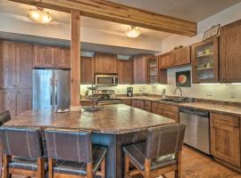 Updated Townhome with Hot Tub - Walk to Downtown!，位于雷德洛治的酒店