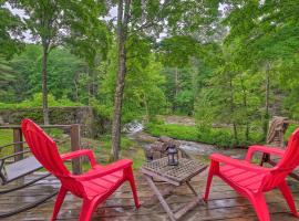 The Mill River Cabin with Fireplace and River View!，位于Mill River的乡村别墅