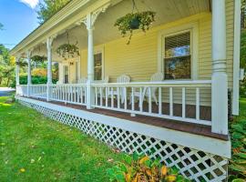 Warrensburg Home about 6 Mi to Lake George!，位于沃伦斯堡的酒店