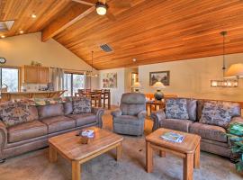 Sunriver Home with Hot Tub and 8 SHARC Passes，位于森赖弗的酒店