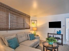 Hip Downtown Cottage - Walk to Beach, Pier, Dining，位于East Tawas的酒店