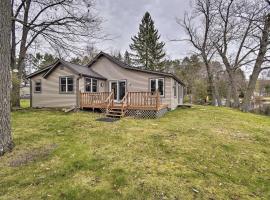 Lakefront Home with Seasonal Dock - 2 mi to Skiing!，位于Wautoma的酒店
