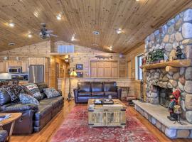 Waterfront Pike Lake Retreat Snowmobile Paradise，位于Park Falls的酒店