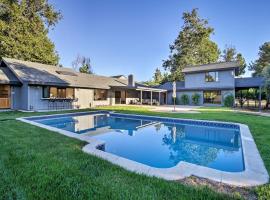 Family Retreat - Private Tennis Court and Game Room，位于Valley Center的酒店