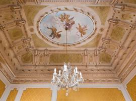 Palazzo Arcidiacono - luxury holidays，位于卡塔尼亚乌西诺城堡附近的酒店
