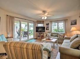St Augustine Beach Condo with Patio and Pool Access!，位于巴特勒海滩的酒店