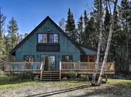 Charming Lake Placid Chalet with Deck and Forest Views，位于普莱西德湖的度假屋