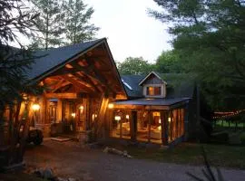 Enchanting Chalet, Covered Parking, King Suite