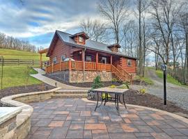 Rustic Dundee Log Cabin with Hot Tub and Forest Views!，位于Dundee的酒店