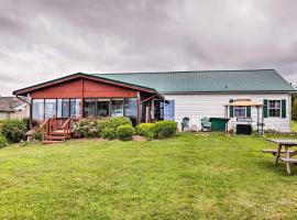 Lyndonville Home with Fire Pit, Screened Patio and AandC，位于Waterport的别墅