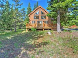 Bright Klamath Falls Cabin with Deck and Mtn Views!，位于克拉马斯福尔斯的酒店