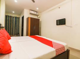 OYO 65119 Hotel Lakshmi Niharika Regency，位于Karīmnagar的酒店