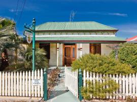 布罗肯希尔艾马璐小屋酒店，位于布罗肯希尔Broken Hill Regional Aquatic Centre附近的酒店