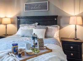 Modern Cozy 2 Bed 2 Bath with Lake and Mountain Views Pool and Hot Tub，位于因弗米尔的酒店