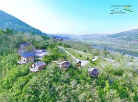 Cabanes et Lodges du Belvedere，位于Serrières-sur-Ain的带停车场的酒店