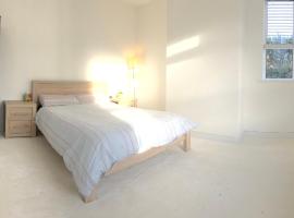 Kings Lynn, Double bedroom, newly renovated bathroom，位于金斯林的酒店