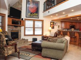 TroutFest Riverfront Norfork Home, Great Fishing，位于Norfork的酒店