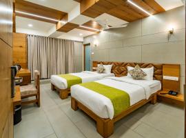 Hotel Pleasant Lake，位于艾哈迈达巴德Maninagar的酒店