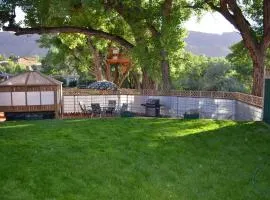 Rustic Retreat Moab Townhome with Grill and Fire Pit