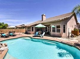 Tucson Home with Pool and Santa Catalina Mtn Views，位于土桑弯曲的树高尔夫球场附近的酒店