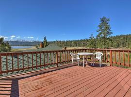 Cabin with Deck and Views Steps from Big Bear Lake，位于方斯金Grout Bay Recreation Area附近的酒店