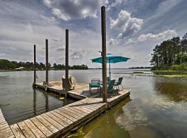 Home on Jordan Lake with Shared Dock and Boat Slip!，位于威屯卡的酒店