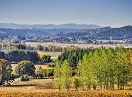 Chic Willamette Valley Home with Deck and Vineyard!