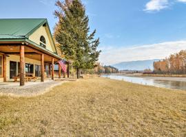 Kalispell Riverfront Home by Glacier National Park，位于卡利斯佩尔的酒店