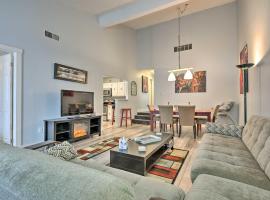 Near Mt Airy Casino Mount Pocono Condo with Balcony，位于波科诺山的酒店